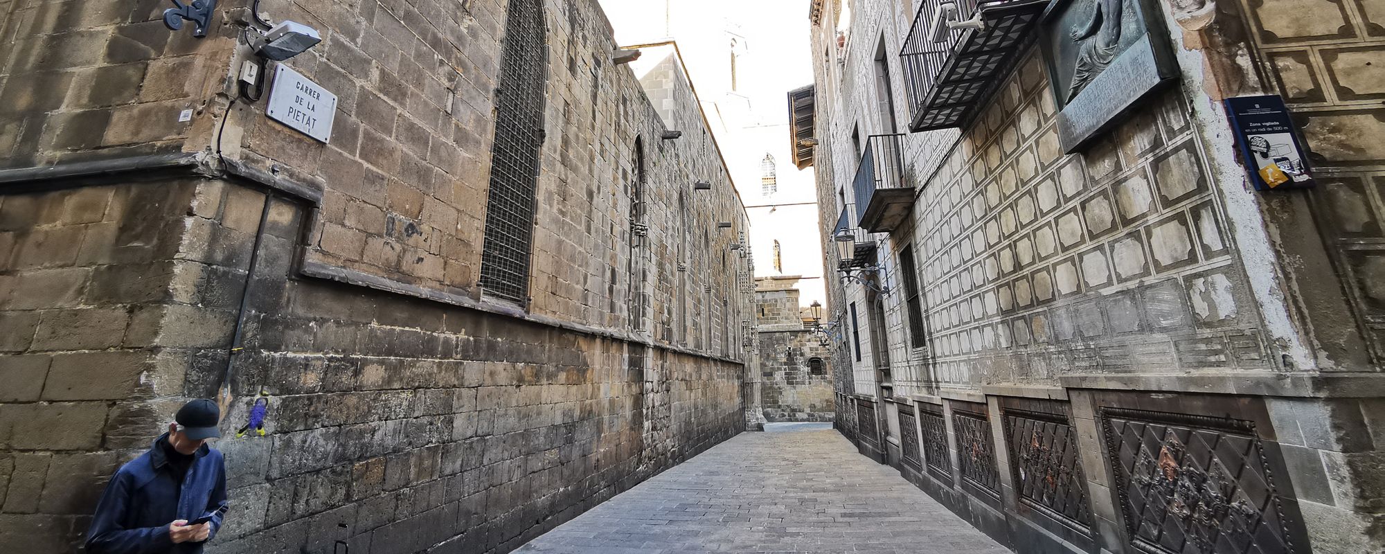 Stradă din Barri Gòtic, în Barcelona. Și un artist stradal. Să-i zicem Pablo.