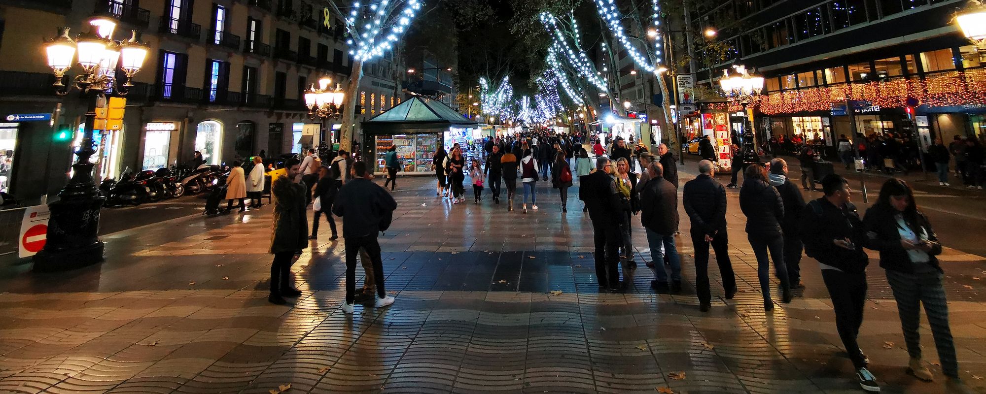 Celebra La Rambla, Barcelona. Ăsta e momentul pe care l-am pândit, să fie mai liber.