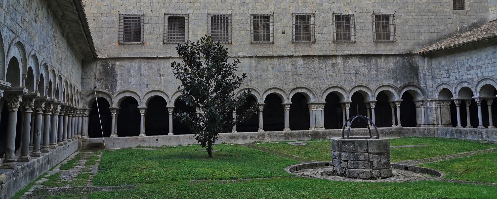 Mânăstire din Girona. Ce poți să îți mai dorești? (Mă rog, îți dorești să poți pleca oricând vrei).