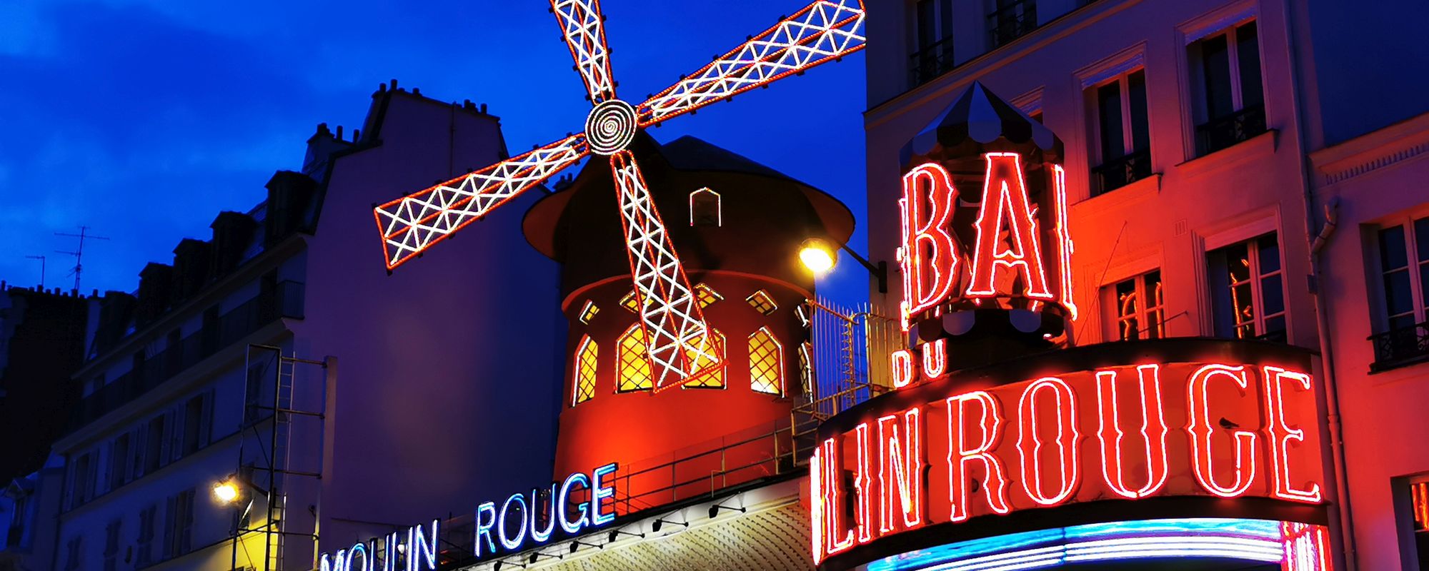 Eu aveam treaba în altă parte, dar cum mă plimbam prin Paris...Moulin Rouge!